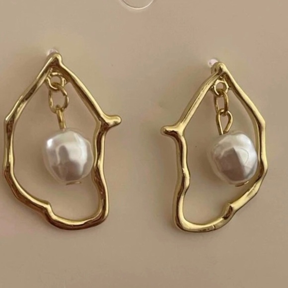 Abstract Shape Pearl Earrings - Picture 4 of 6